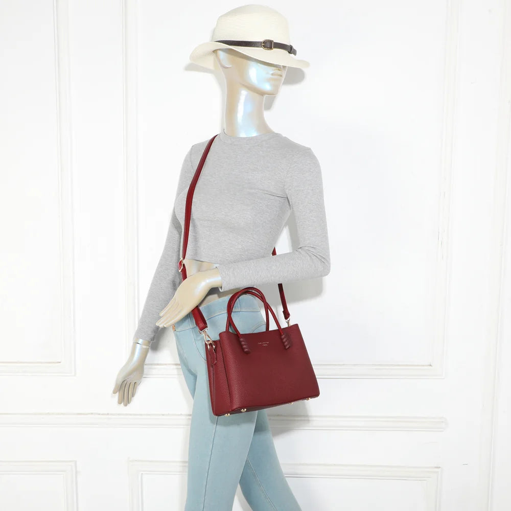 La Rosella bordeaux portée par une femme, à la main ou avec sa bandoulière amovible – réf. DQ-8733