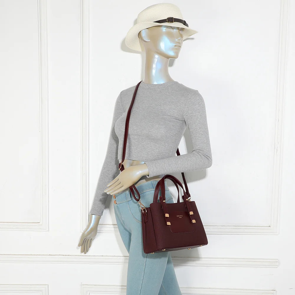 Sac femme La Roxélane bordeaux porté à la main ou en bandoulière, format compact du quotidien – réf. DQ-8655-6