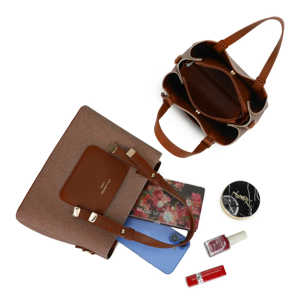 Intérieur compartimenté de La Roxélane marron foncé avec compartiment central zippé pour les essentiels – réf. DQ-8655-6