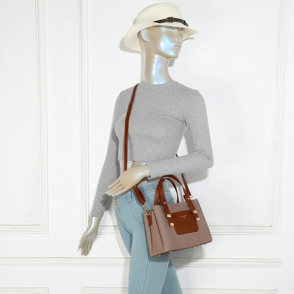 Sac femme La Roxélane marron foncé porté à la main ou en bandoulière, format compact du quotidien – réf. DQ-8655-6