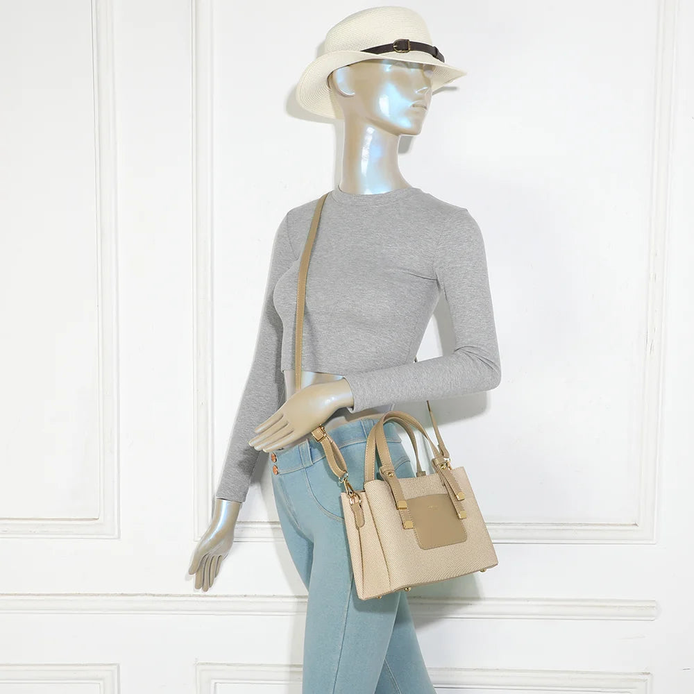 Sac femme La Roxélane taupe porté à la main ou en bandoulière, format compact du quotidien – réf. DQ-8655-6
