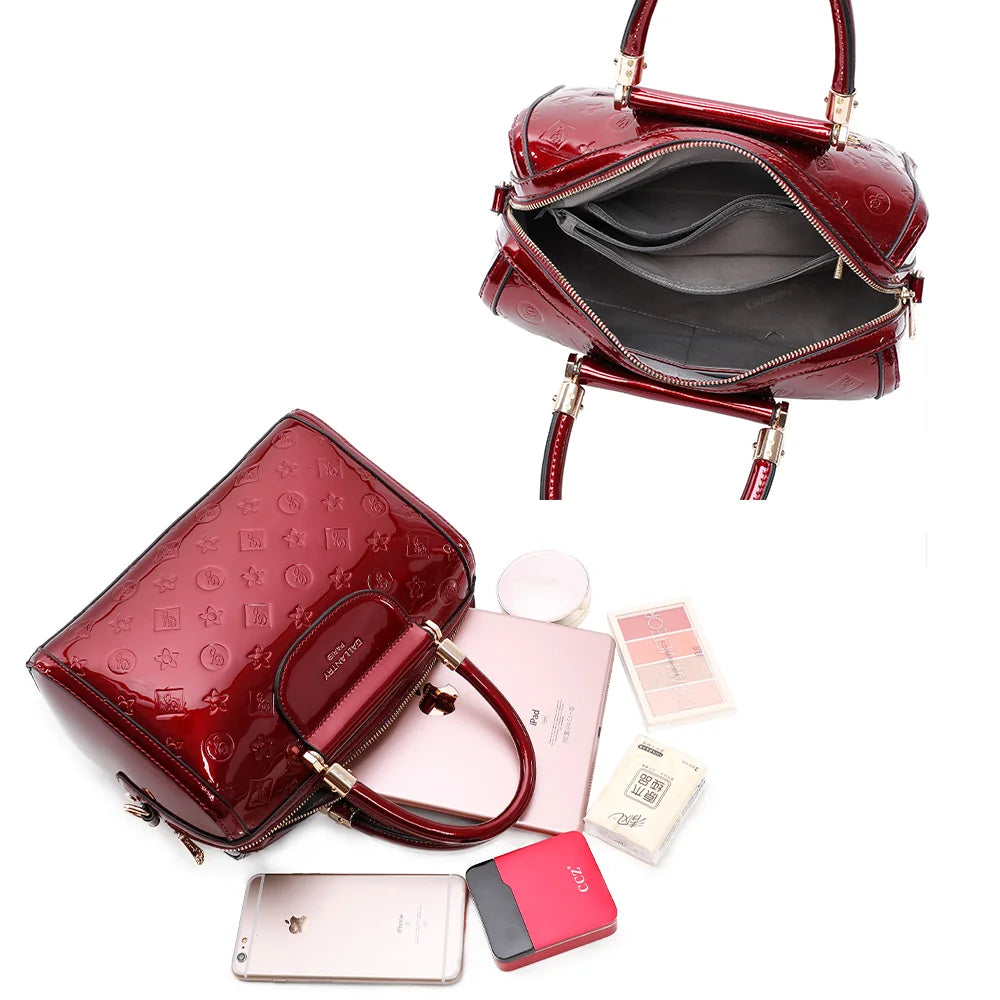 La Rubélia sac à main femme verni rouge foncé, ouvert, intérieur et ce qui rentre dedans – Gallantry Paris – réf. M-9364-14
