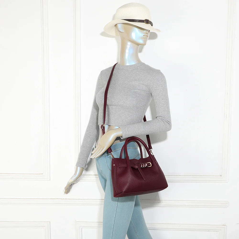 Sac à main femme La Séraphine bordeaux porté, à la main ou à l’épaule grâce à sa bandoulière amovible – réf. DQ-8732
