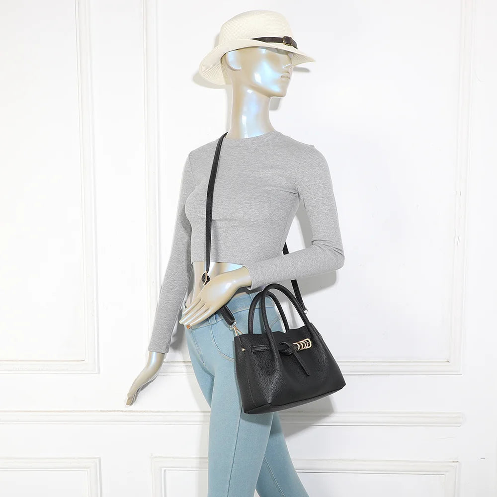 Sac à main femme La Séraphine noir porté, à la main ou à l’épaule grâce à sa bandoulière amovible – réf. DQ-8732