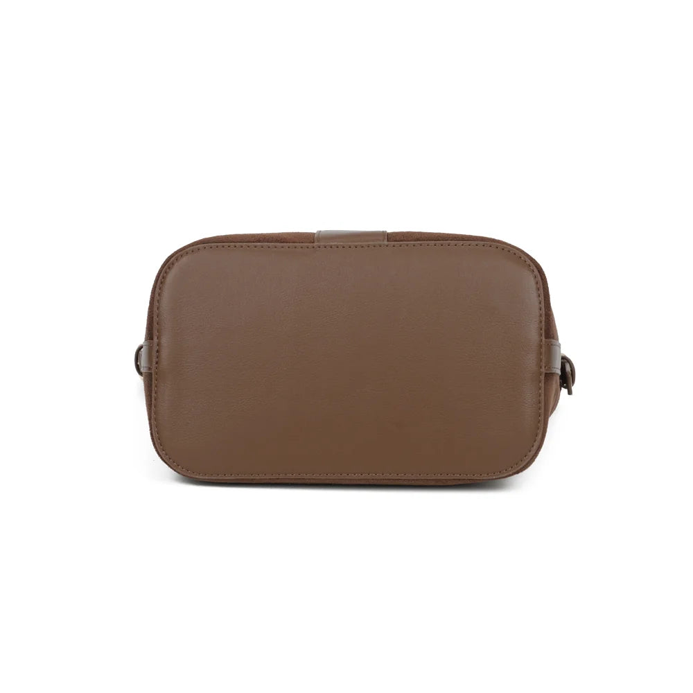 Dessous du sac La Sibylle marron foncé, une base de 24 × 14,5 cm pour une silhouette seau bien posée – réf. KJ-62105