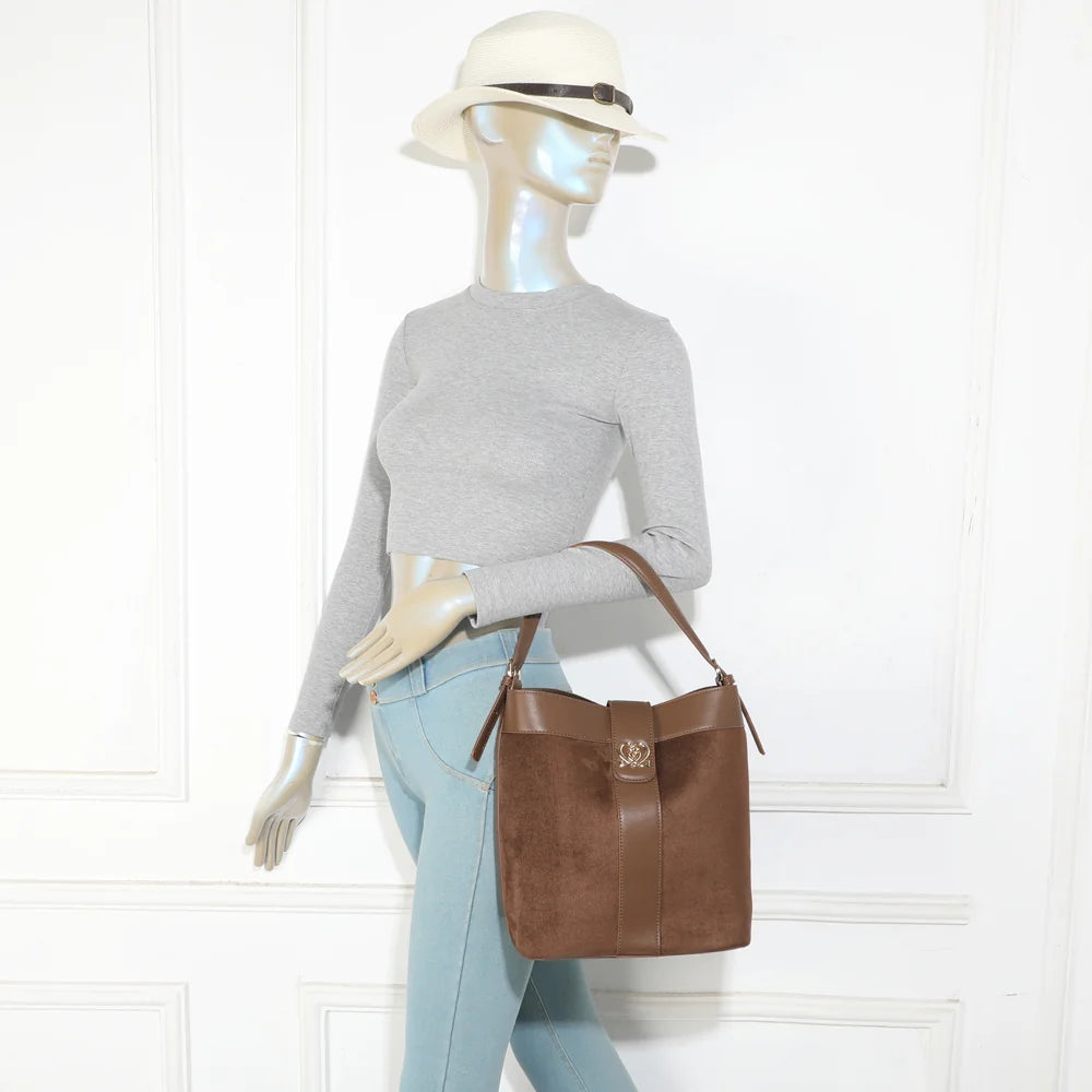 Sac femme La Sibylle marron foncé porté à l’épaule, une allure chic grâce à l’effet suédine – réf. KJ-62105
