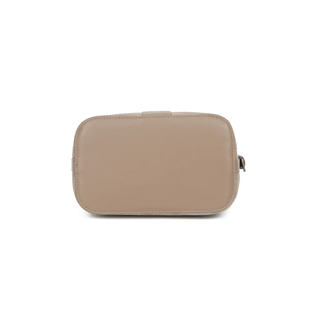 Dessous du sac La Sibylle taupe foncé, une base de 24 × 14,5 cm pour une silhouette seau bien posée – réf. KJ-62105