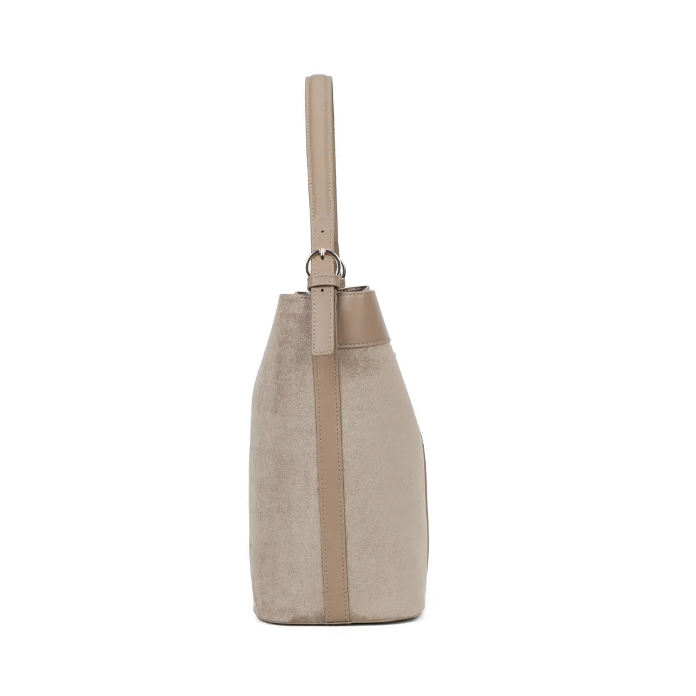 Profil de La Sibylle taupe foncé : 14,5 cm de profondeur et attaches à boucles de l’anse d’épaule – réf. KJ-62105