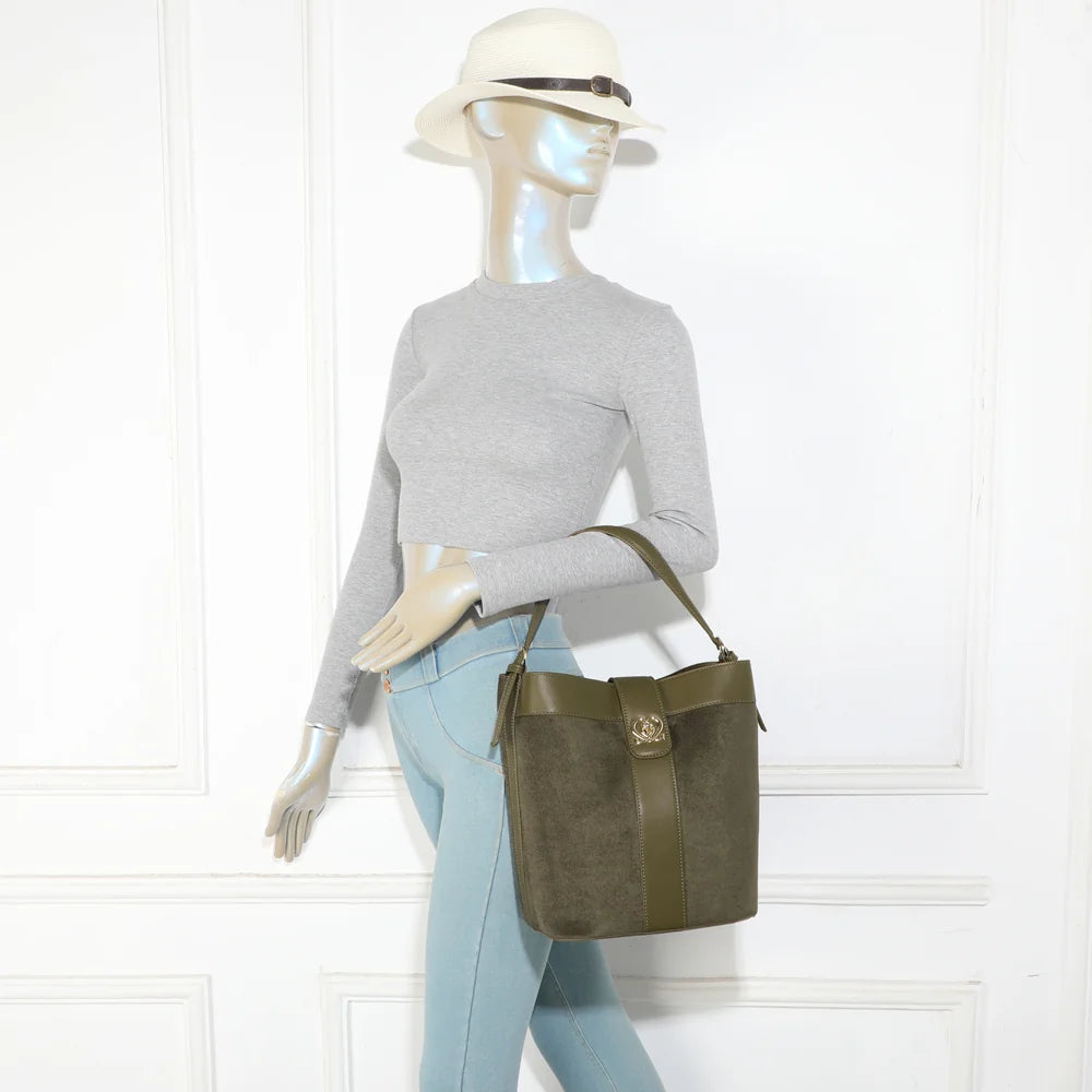 Sac femme La Sibylle vert foncé porté à l’épaule, une allure chic grâce à l’effet suédine – réf. KJ-62105