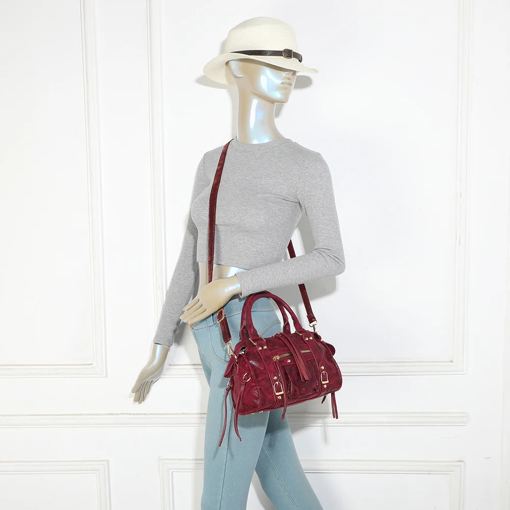 Sac femme La Skyla Velvet bordeaux porté, à la main ou en bandoulière réglable et amovible – réf. Z-1979-8