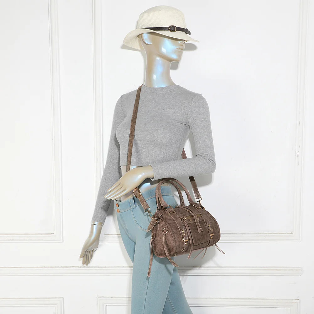 Sac femme La Skyla Velvet taupe foncé porté, à la main ou en bandoulière réglable et amovible – réf. Z-1979-8