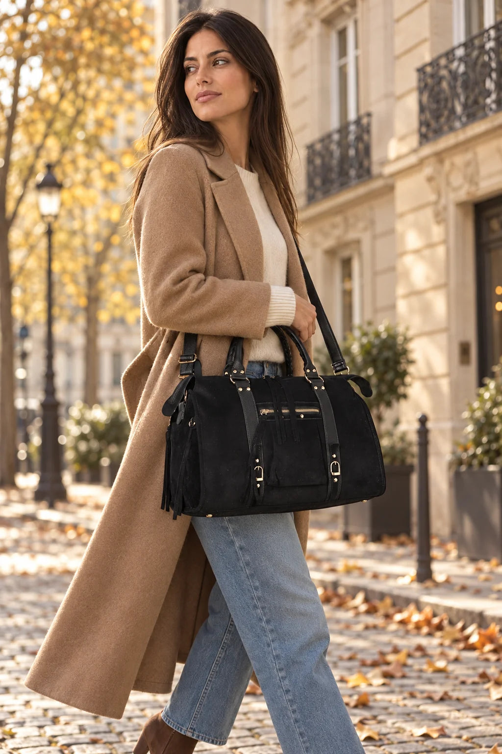 Femme portant le grand sac à main La Skyla XL Suède effet suédine en ville – visuel d’ambiance créé avec l’IA – Gallantry Paris