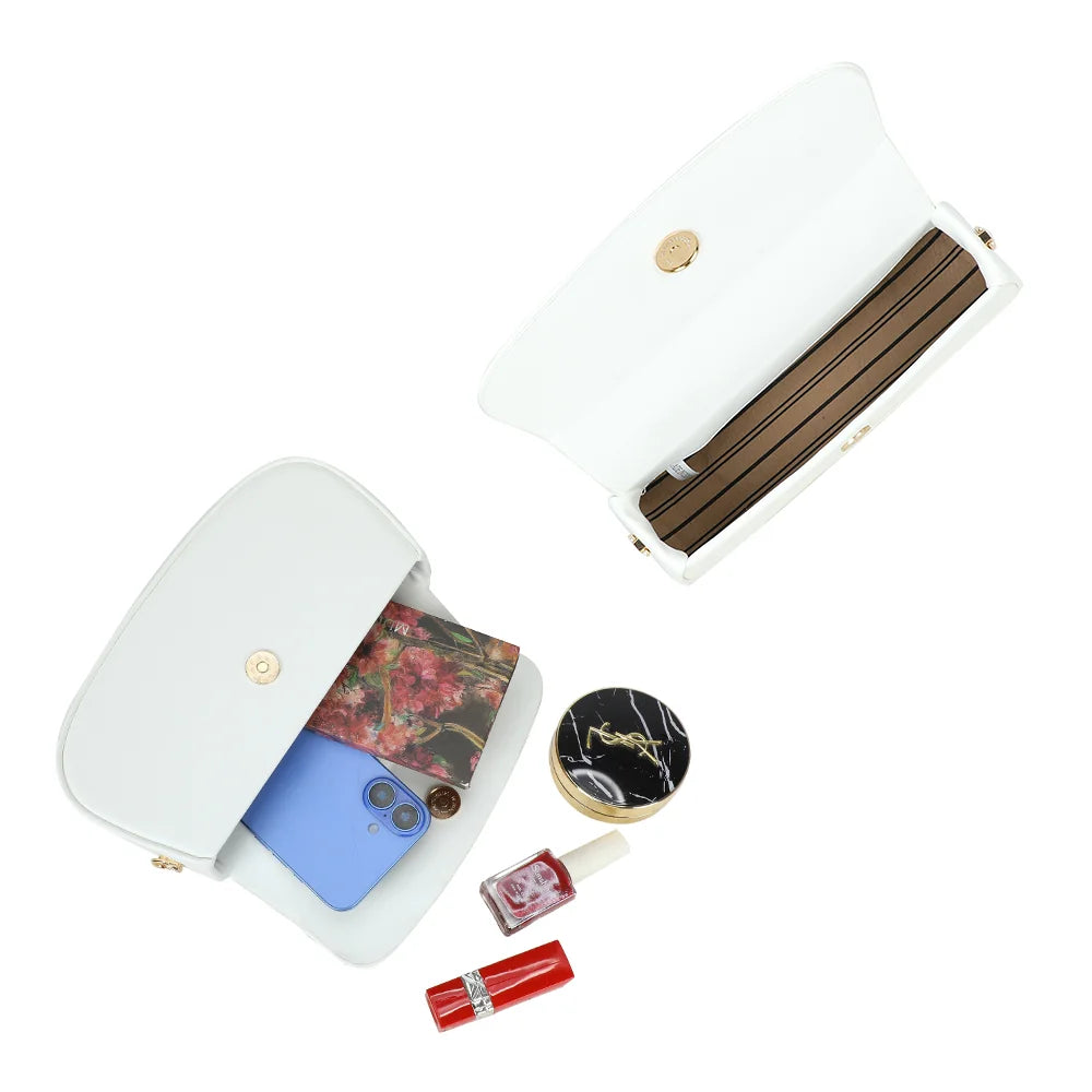 Intérieur de La Solyra blanc : rabat à bouton magnétique et compartiment pour téléphone et essentiels – réf. YL-26018