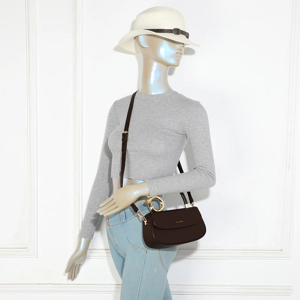 Sac La Solyra café porté par une femme, à la main ou en bandoulière grâce à la sangle amovible – réf. YL-26018