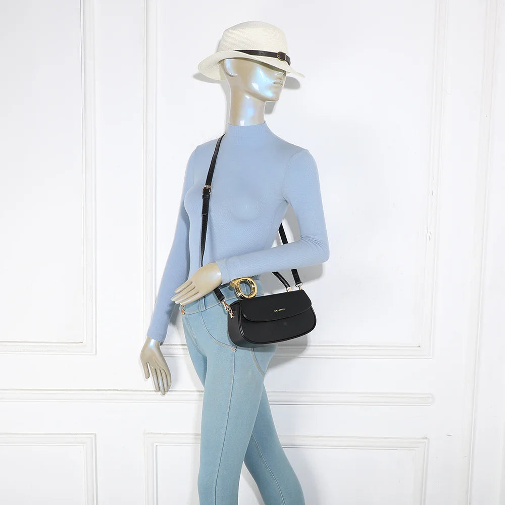 Sac La Solyra noir porté par une femme, à la main ou en bandoulière grâce à la sangle amovible – réf. YL-26018