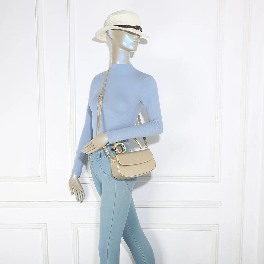 Sac La Solyra or porté par une femme, à la main ou en bandoulière grâce à la sangle amovible – réf. YL-26018