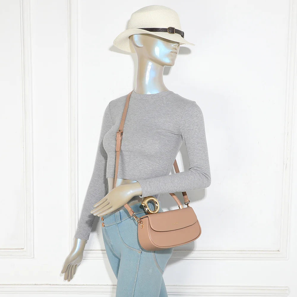 Sac La Solyra taupe porté par une femme, à la main ou en bandoulière grâce à la sangle amovible – réf. YL-26018