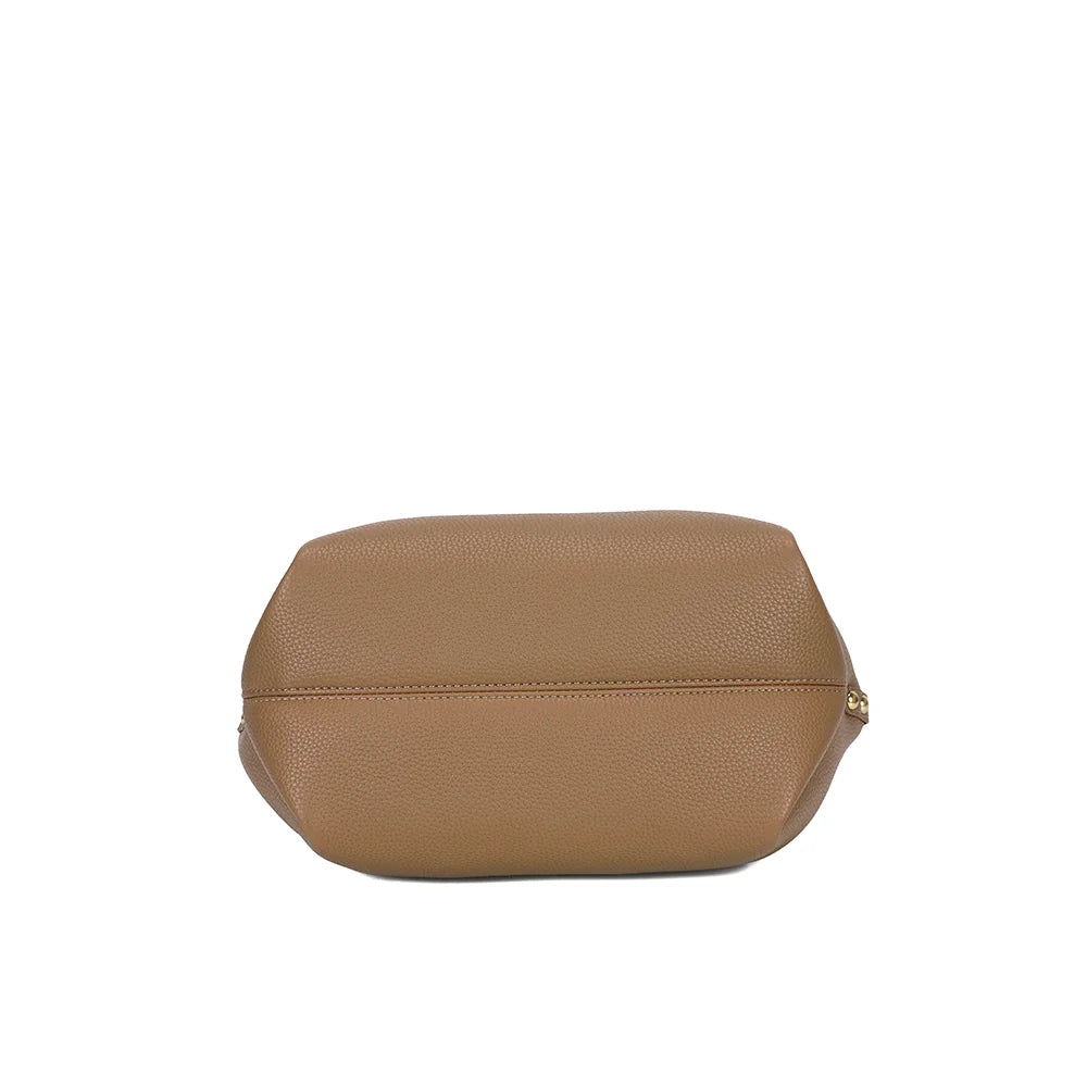 Dessous du sac La Théodora taupe foncé, vue de la base en simili cuir grainé – réf. KJ-62082-4