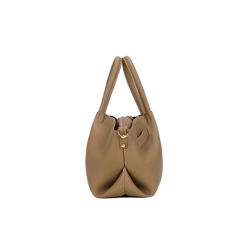 Profil de La Théodora taupe foncé : côtés souples froncés et anneau doré pour la bandoulière – réf. KJ-62082-4