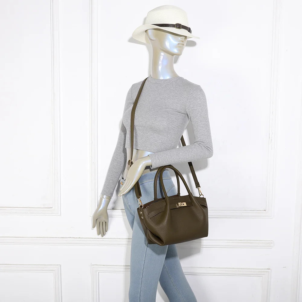 Sac à main femme La Théodora vert foncé porté, au bras ou avec sa bandoulière amovible – réf. KJ-62082-4