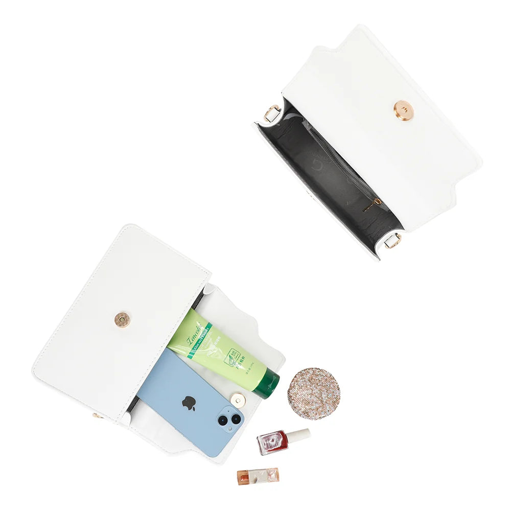 Intérieur de La Toffee blanc : doublure synthétique, poche zippée et place pour téléphone et petits essentiels – réf. C-0179