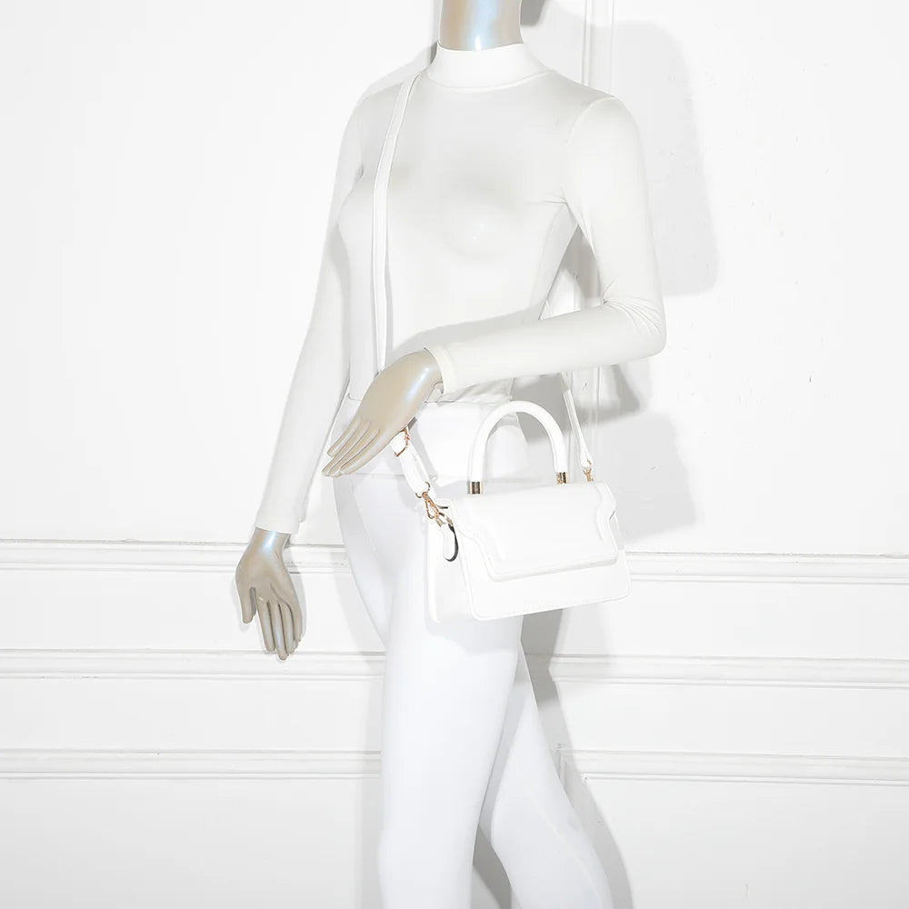 Sac La Toffee blanc porté par une femme, à la main ou en bandoulière, pour une allure chic au quotidien – réf. C-0179
