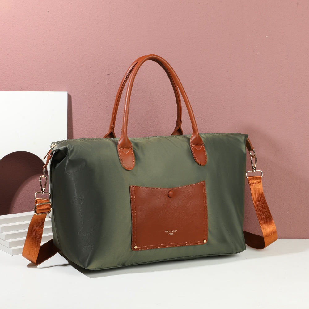 Sac cabas La Vadrouille Chic vert foncé mis en scène dans un décor – visuel d’ambiance créé avec l’IA – Gallantry Paris