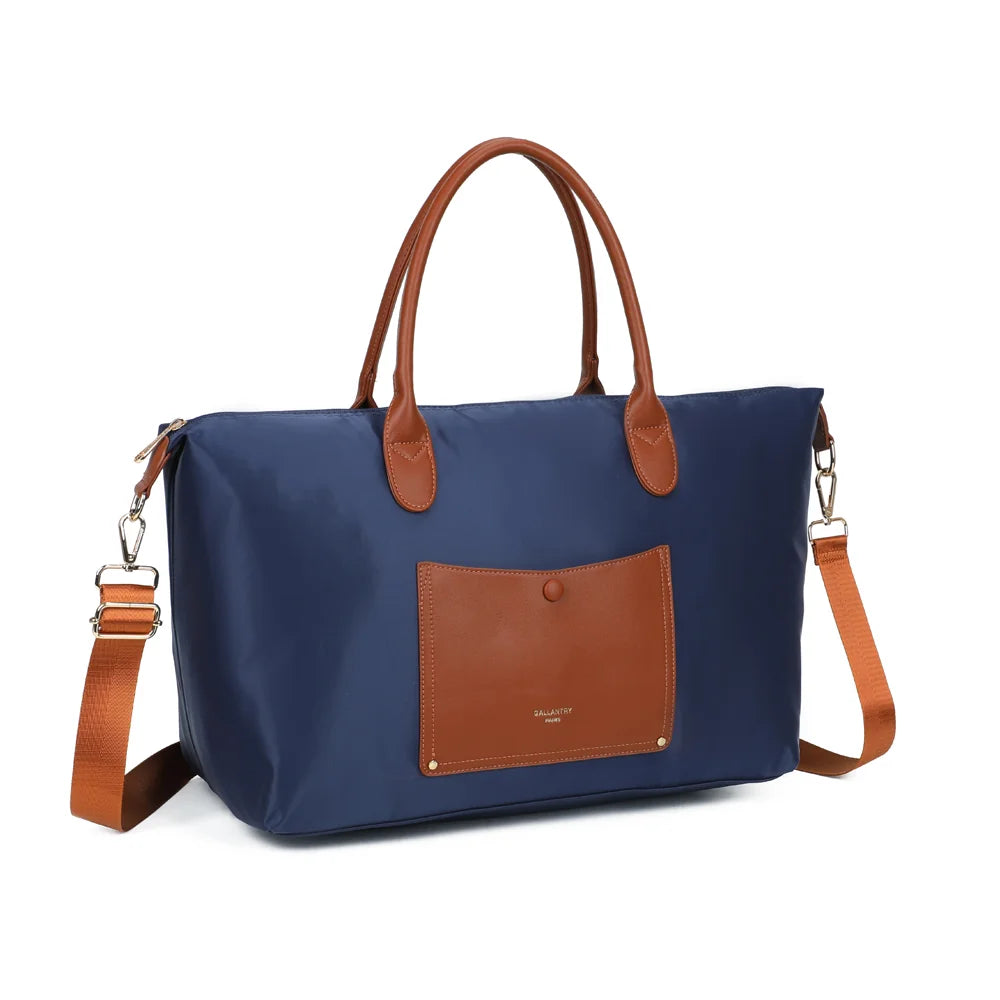 La Vadrouille Chic bleu foncé de trois quarts : volume généreux et longues anses couleur cognac – réf. Z-04-1