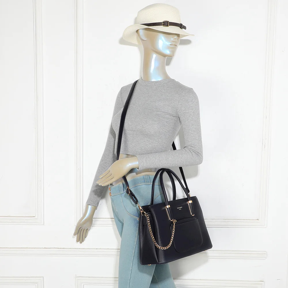 Sac à main La Valdine bleu foncé porté par une femme, à la main ou avec sa bandoulière – réf. M-9464