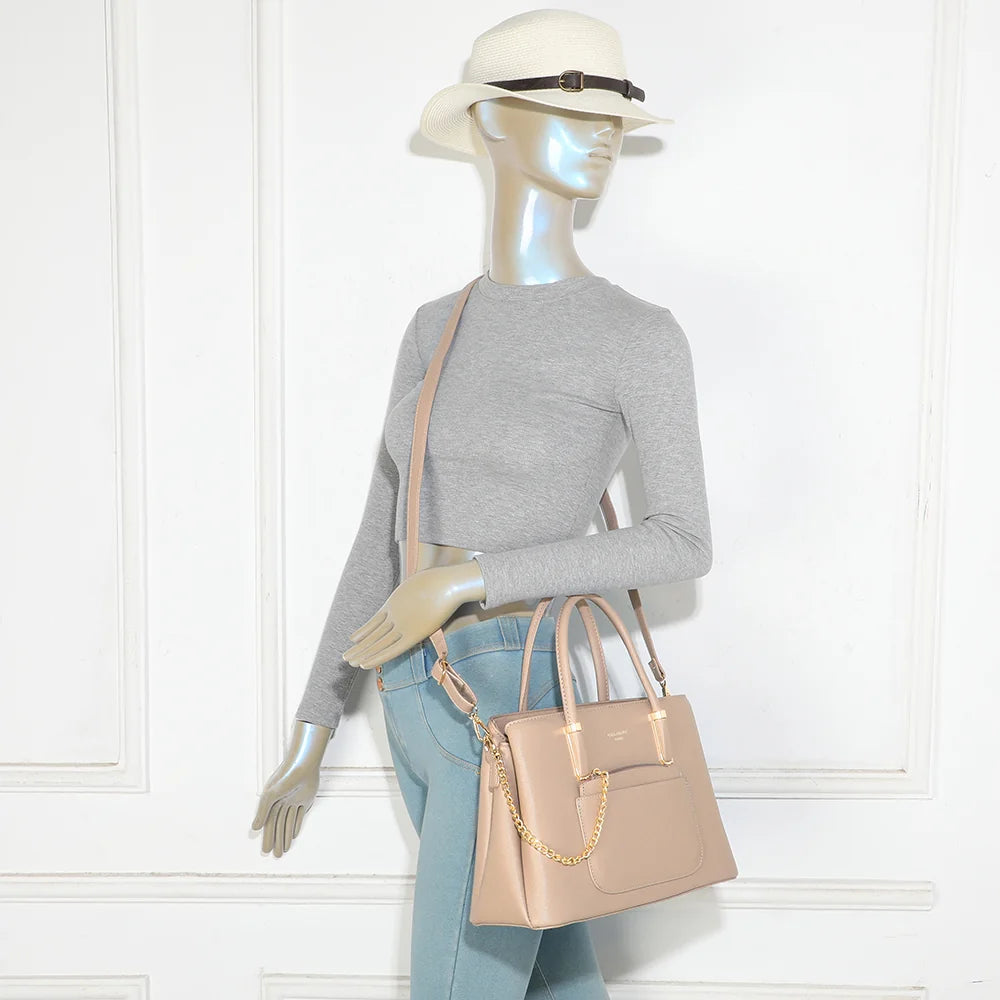 Sac à main La Valdine taupe porté par une femme, à la main ou avec sa bandoulière – réf. M-9464