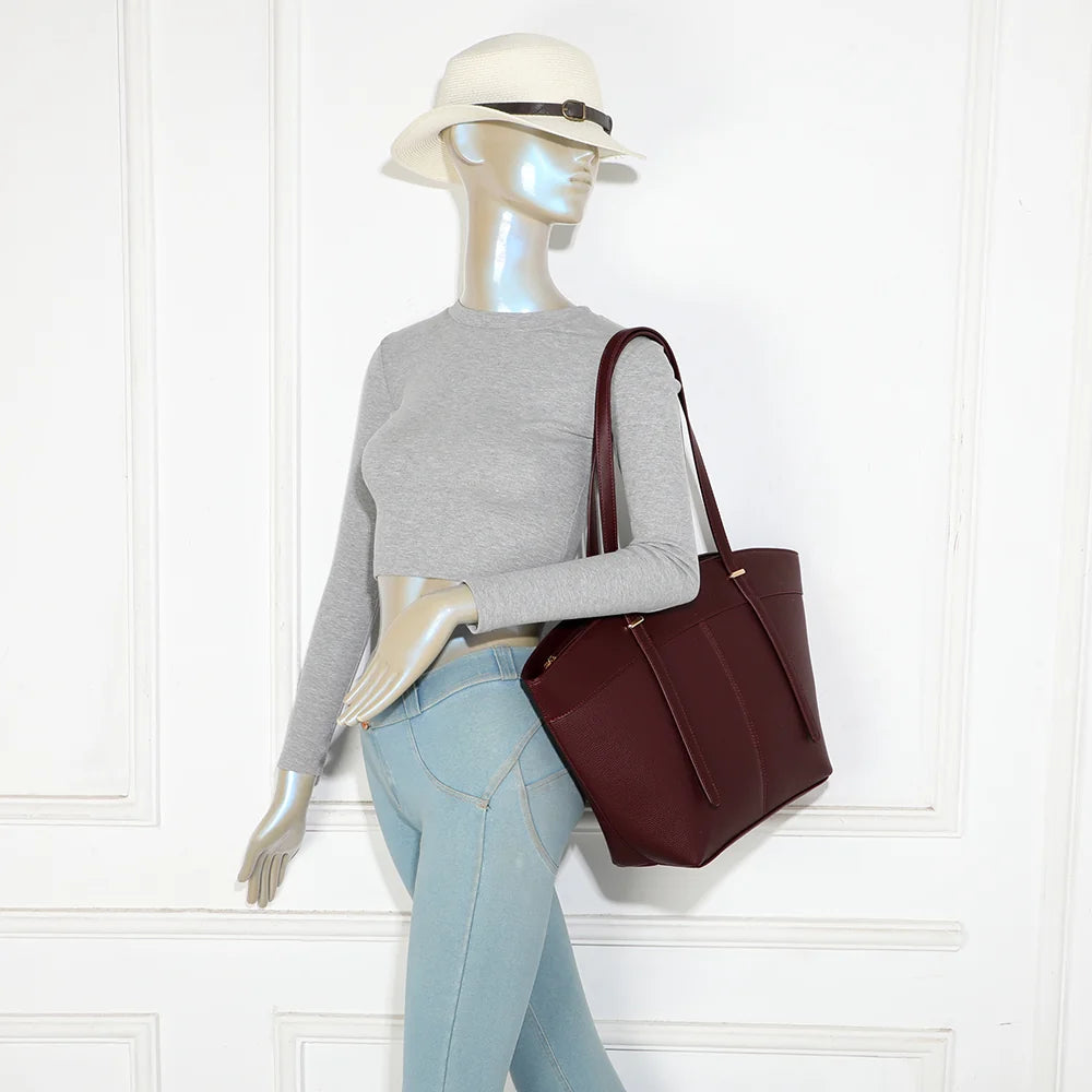 Sac cabas femme La Valeska bordeaux porté à l’épaule grâce à ses longues anses fines – réf. KJ-62109