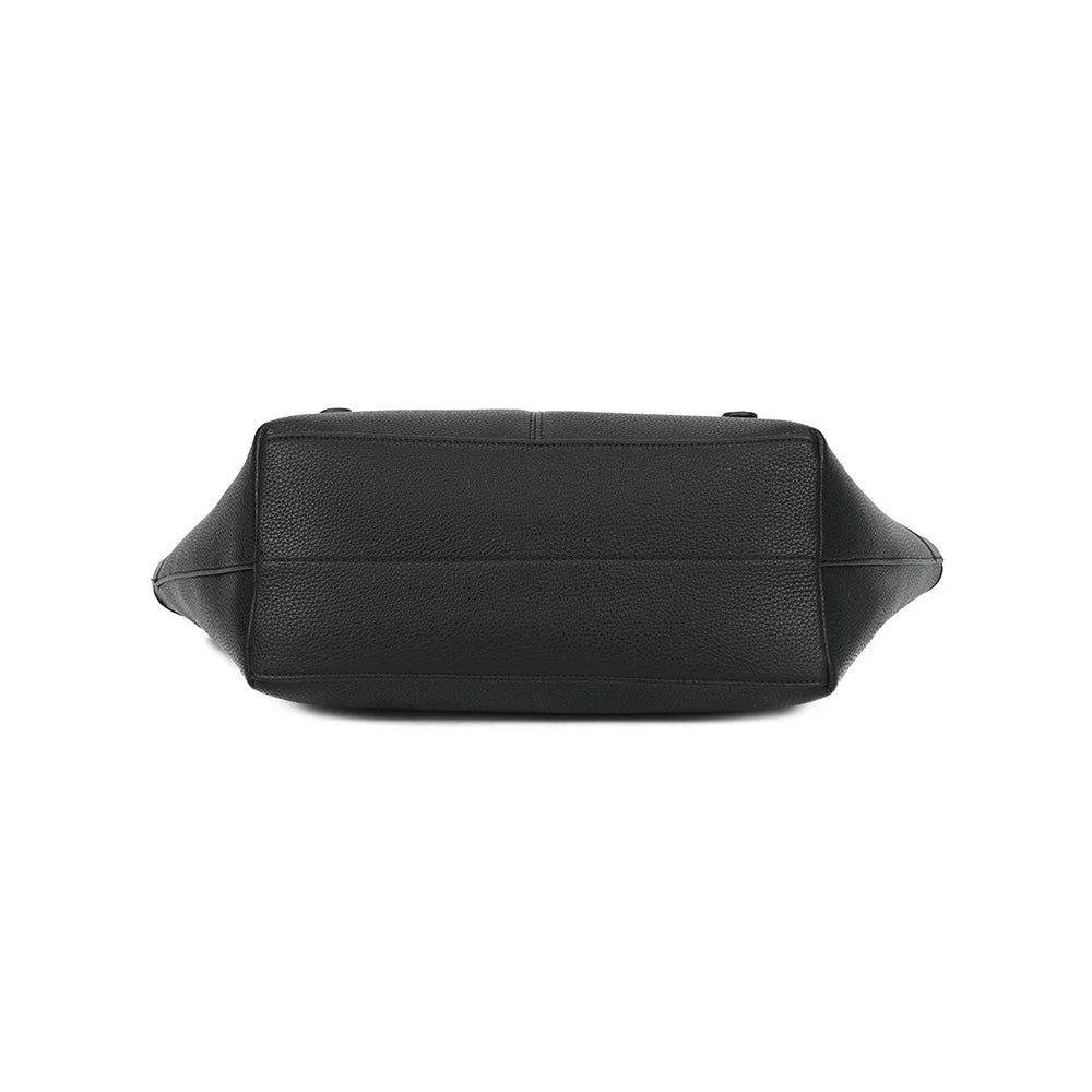 Dessous de La Valeska noir, une base de 29 × 13 cm qui garde bien la forme du cabas – réf. KJ-62109