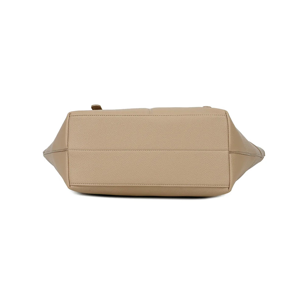 Dessous de La Valeska taupe, une base de 29 × 13 cm qui garde bien la forme du cabas – réf. KJ-62109