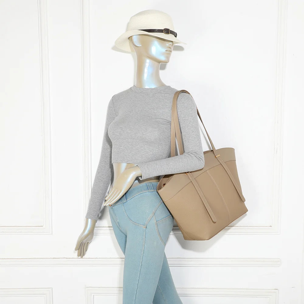 Sac cabas femme La Valeska taupe porté à l’épaule grâce à ses longues anses fines – réf. KJ-62109