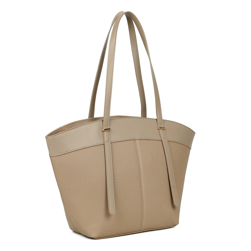 La Valeska taupe vue de trois quarts : bandeau lisse, partie grainée et détails métalliques dorés – réf. KJ-62109