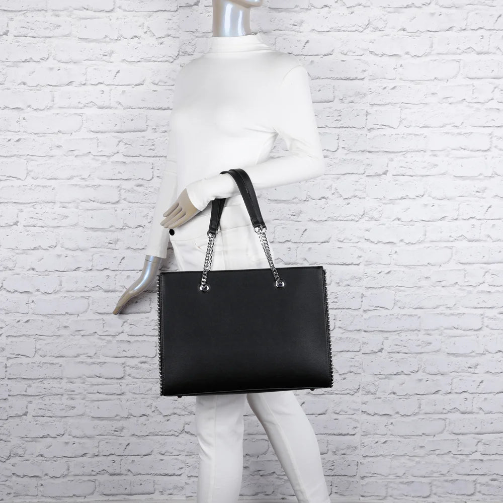 Sac cabas femme La Varenne noir porté à l’épaule grâce à ses longues anses à chaînes argentées – réf. R-1527