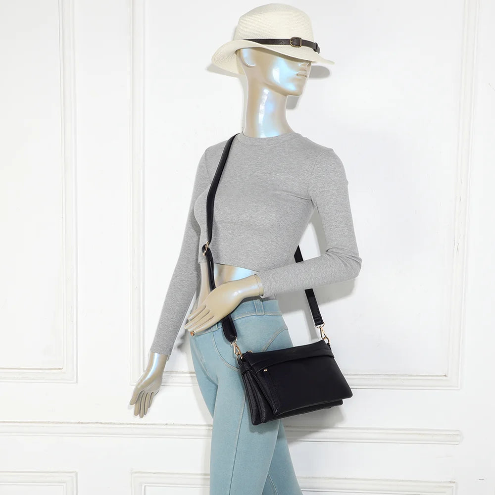 Sac bandoulière La Vélane bleu foncé porté en travers du corps par une femme, bandoulière réglable – réf. A-9176