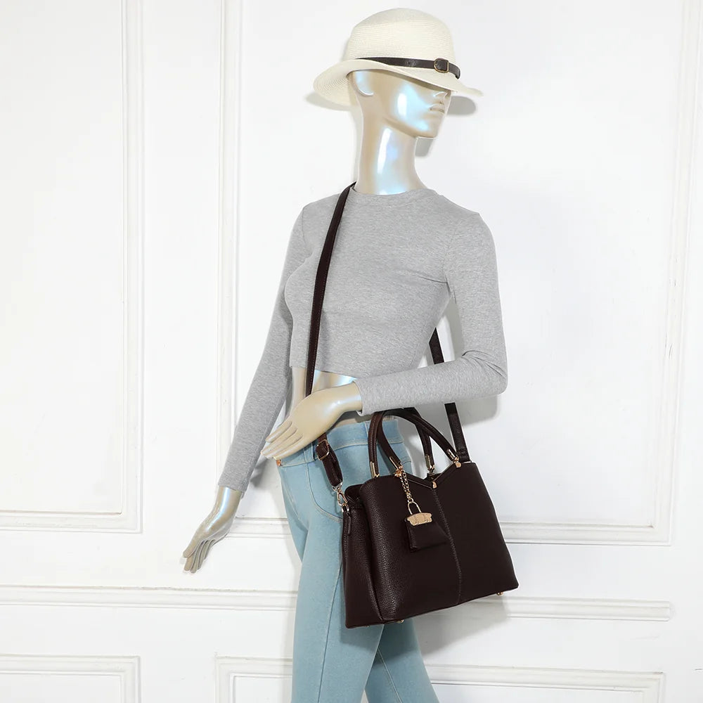 Sac à main femme La Vérone café porté à la main, charm doré bien visible – réf. M-9130-1