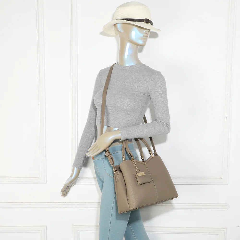 Sac à main femme La Vérone taupe foncé porté à la main, charm doré bien visible – réf. M-9130-1