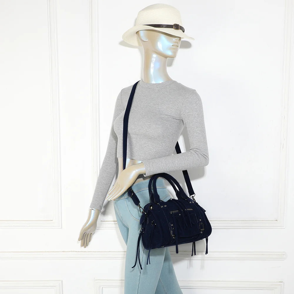 Sac La Vinoria bleu foncé porté par une femme, à la main ou avec sa bandoulière ajustable – réf. R-1979-9