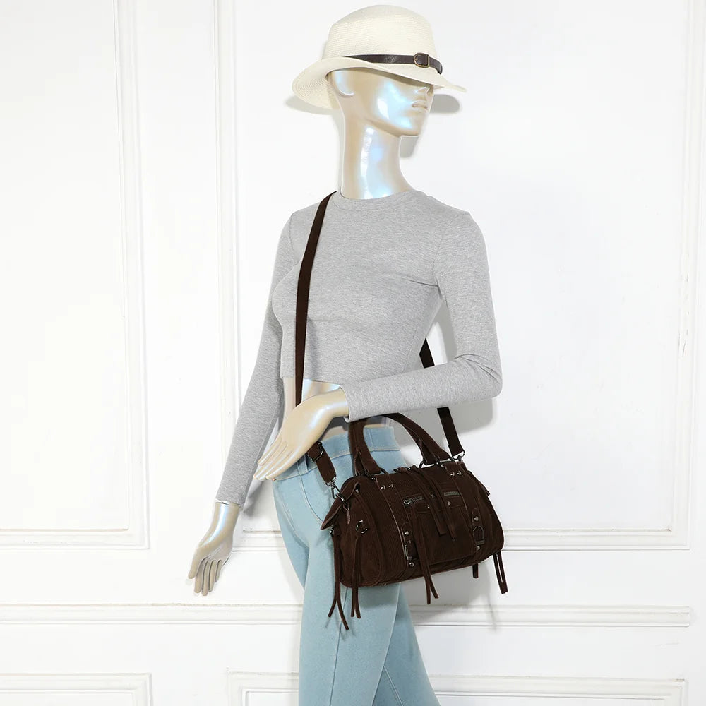 Sac La Vinoria café porté par une femme, à la main ou avec sa bandoulière ajustable – réf. R-1979-9