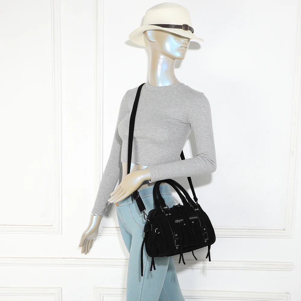 Sac La Vinoria noir porté par une femme, à la main ou avec sa bandoulière ajustable – réf. R-1979-9