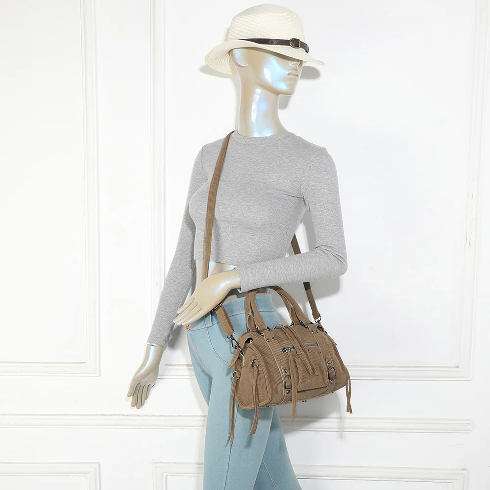 Sac La Vinoria taupe foncé porté par une femme, à la main ou avec sa bandoulière ajustable – réf. R-1979-9