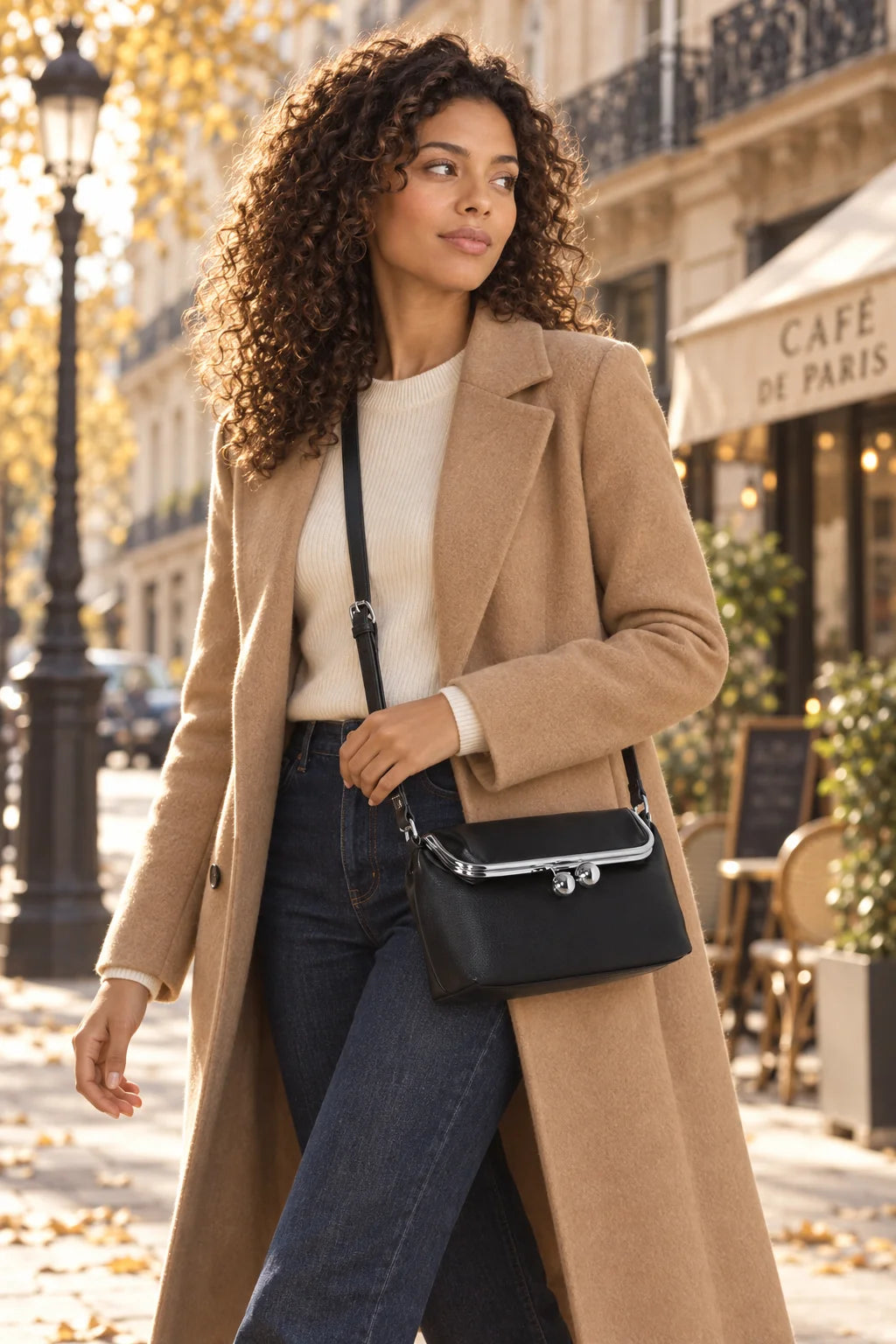 Femme portant le sac bandoulière La Violette au fermoir argenté en ville – visuel d’ambiance créé avec l’IA – Gallantry Paris