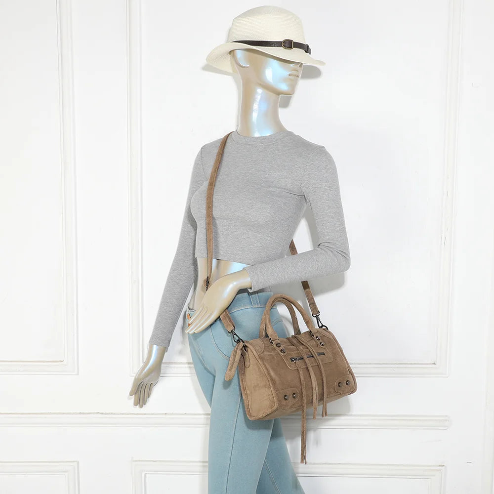 Sac à main femme La Zélie taupe foncé porté à la main ou avec sa bandoulière amovible – réf. KJ-62088-2