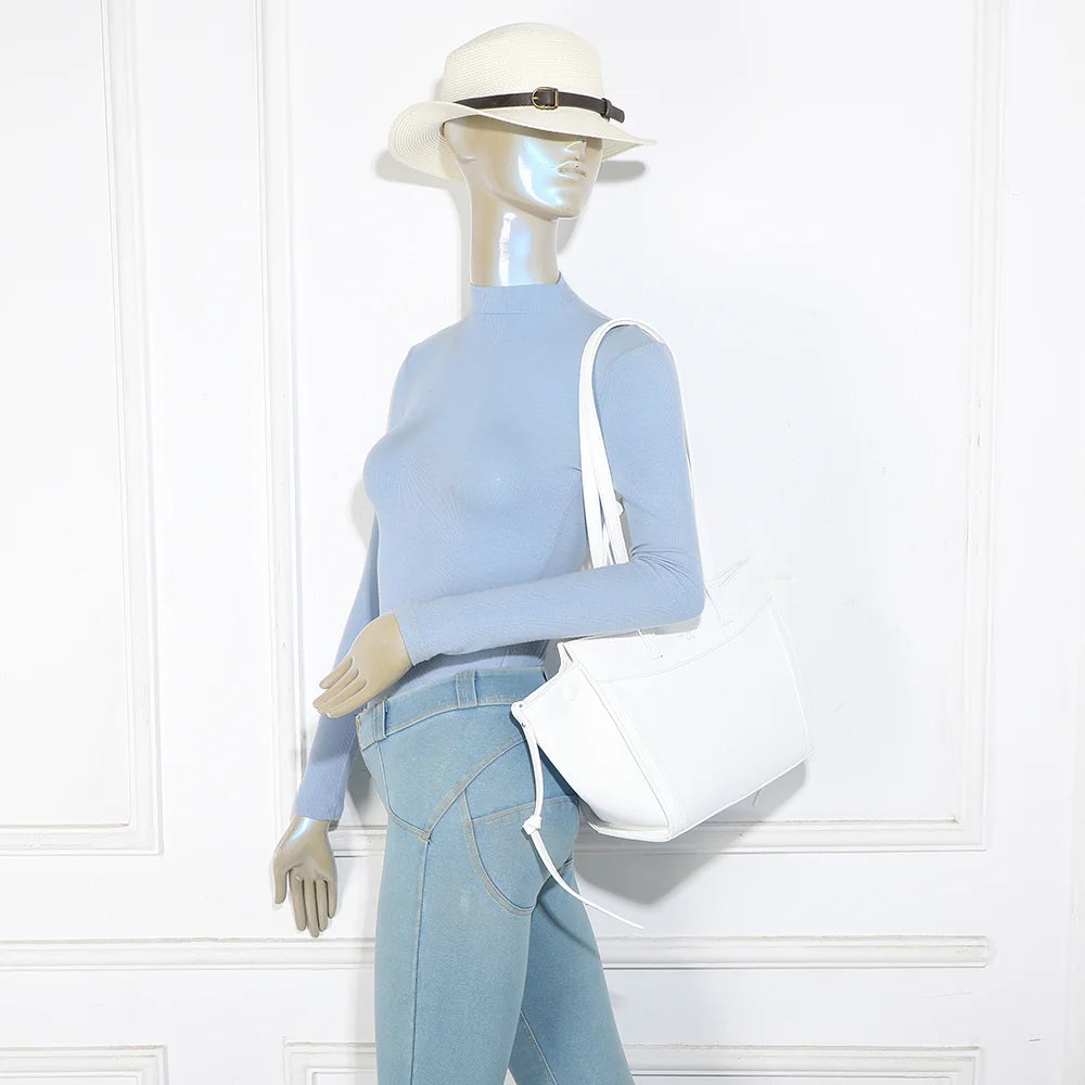 Sac Laguna blanc porté par une femme, à l’épaule grâce à ses longues anses de 34 cm – réf. R-2029