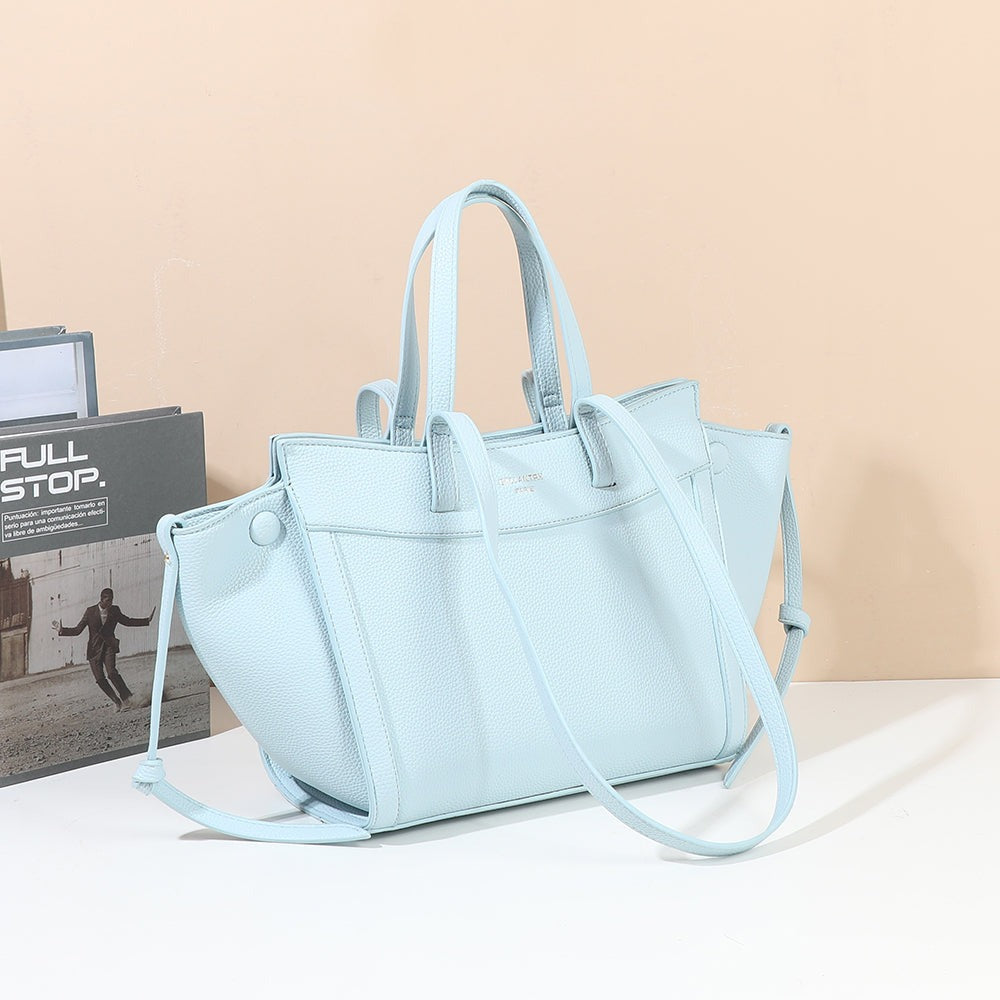 Sac à main Laguna bleu clair posé dans un décor d’intérieur – visuel d’ambiance créé avec l’IA – Gallantry Paris