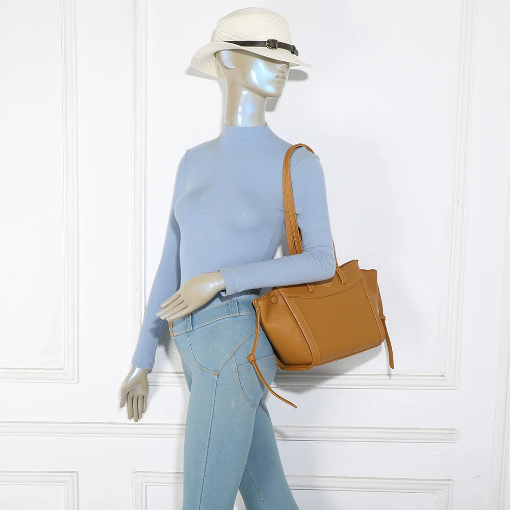 Sac Laguna kaki porté par une femme, à l’épaule grâce à ses longues anses de 34 cm – réf. R-2029