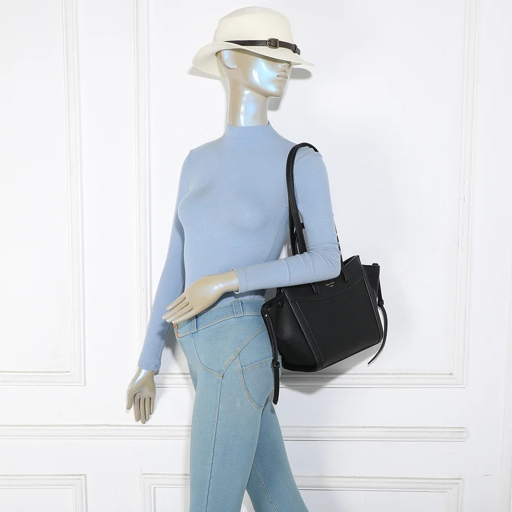 Sac Laguna noir porté par une femme, à l’épaule grâce à ses longues anses de 34 cm – réf. R-2029