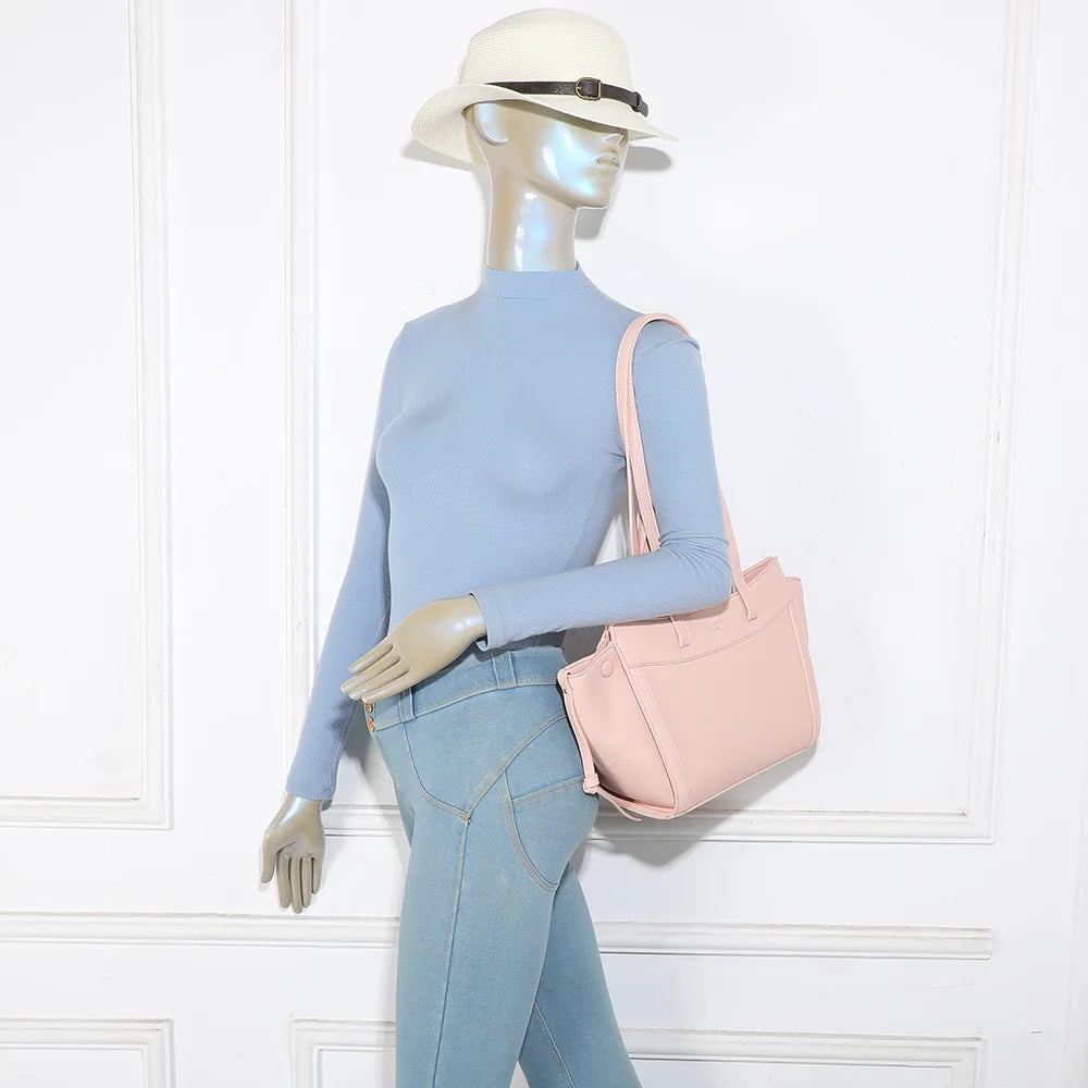 Sac Laguna rose porté par une femme, à l’épaule grâce à ses longues anses de 34 cm – réf. R-2029